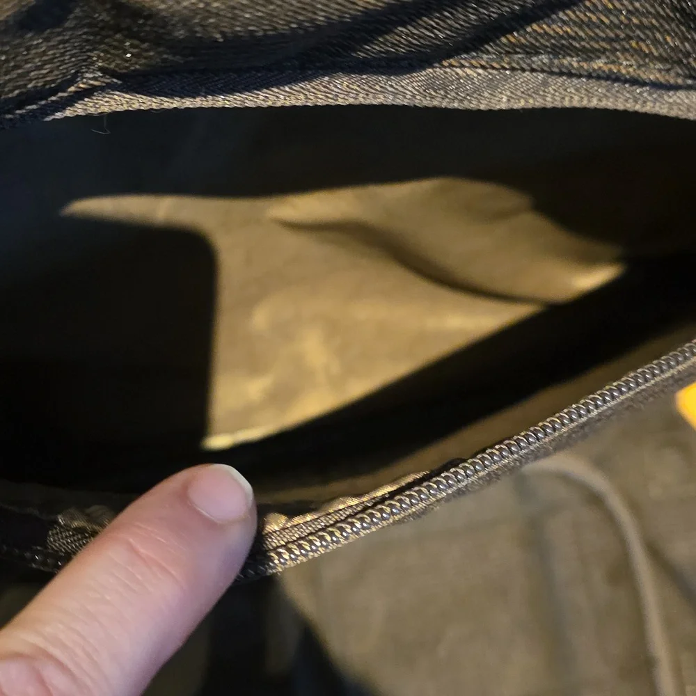 OGIO compact messenger